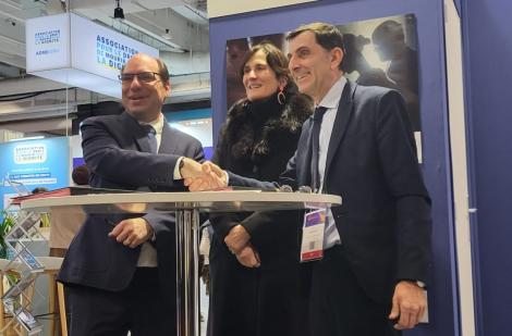 De gauche à droite, Jérôme Moreau, vice-président de France Victimes, Marie Daudet, directrice de la DGOS, et Alain Desbouchages, président de l'Ordre infirmier.