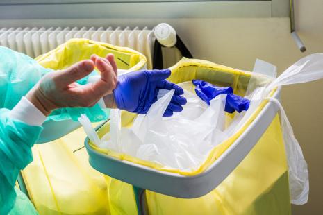 Sac de récupération des déchets hospitaliers. 