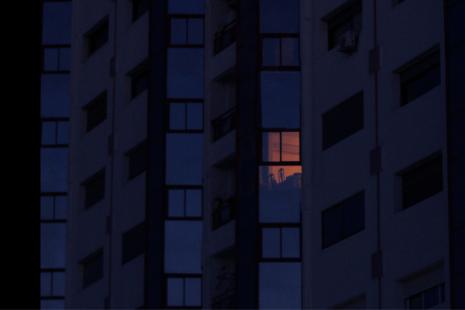 nuit, chambre éclairée