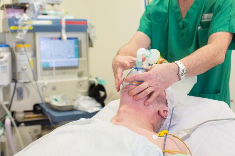 Soignant pratiquant une anesthésie générale sur un patient