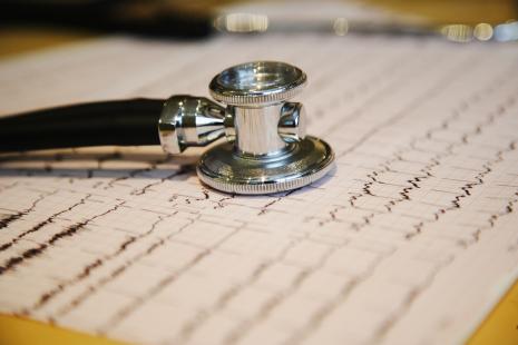 Electrocardiogramme et stéthoscope