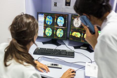 Radiologue et neurologue dans une salle d'interprétation des résultats de l'IRM d'un patient victime d'un AVC.
