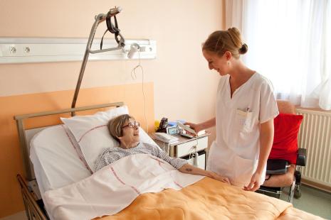 Infirmière auprès d'une patiente en soins palliatifs