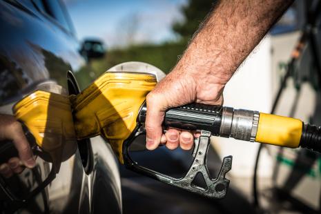 Pompe à essence avec conducteur faisant le plein