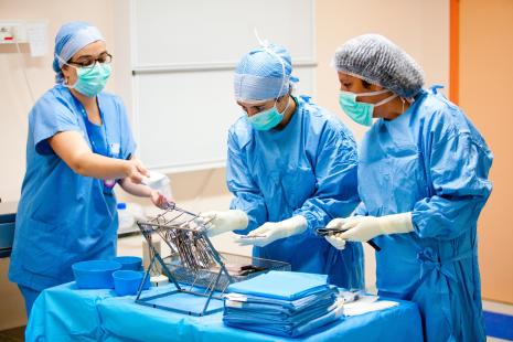 Infirmières au bloc opératoire préparant des instruments chirurgicaux