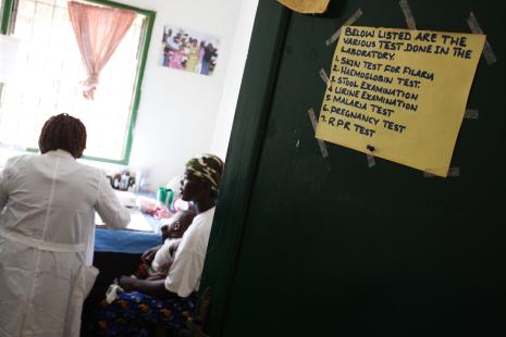 Test contre la malaria réalisé par un soignant