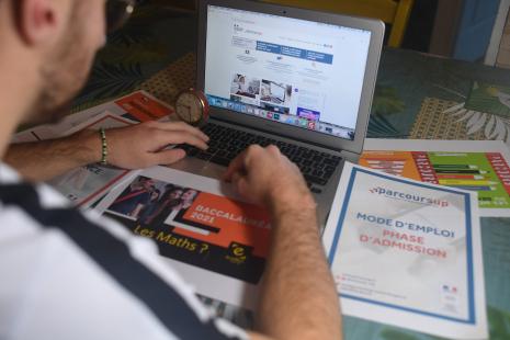 Un etudiant qui consulte la plateforme Parcoursup pour une inscription dans une formation