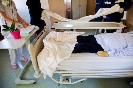 Préparation du transfert d'une personne décédée vers une chambre mortuaire