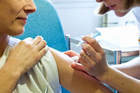 Soignante en train de se faire vacciner