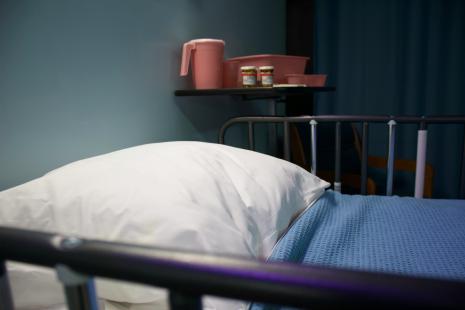 Lit d'hôpital vide