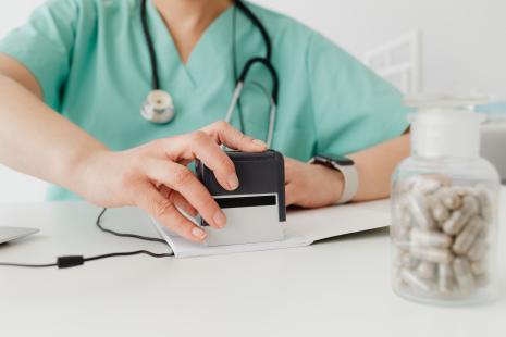 Soignante tamponnant une ordonnance