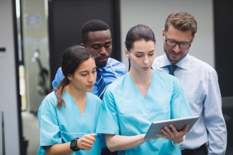 Equipe de soignants consultant une tablette