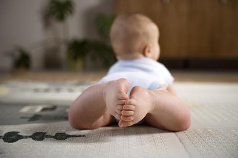 Bébé de dos à plat ventre 