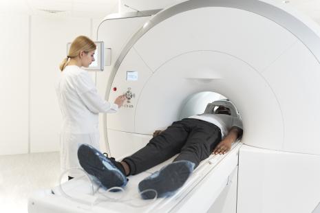 Médecin réalisant un examen par imagerie médicale