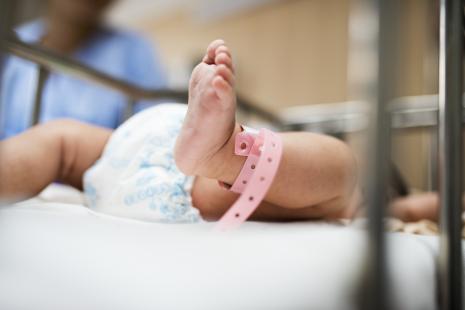 Gros plan sur le pied d'un nourrisson dans une couveuse