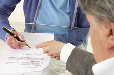 personne agée signature document acte