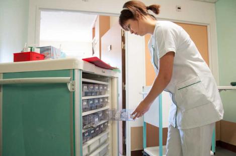 infirmier mains hommes papierenquete infirmiere