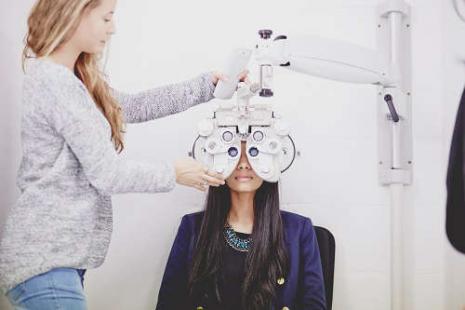 opticien femme test vision