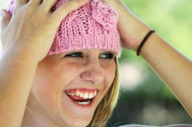 adolescente sourire chapeau