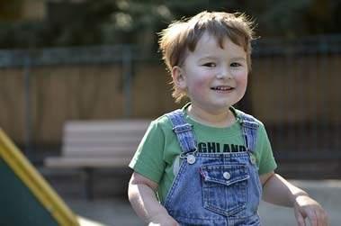 Enfant jeu jardin d