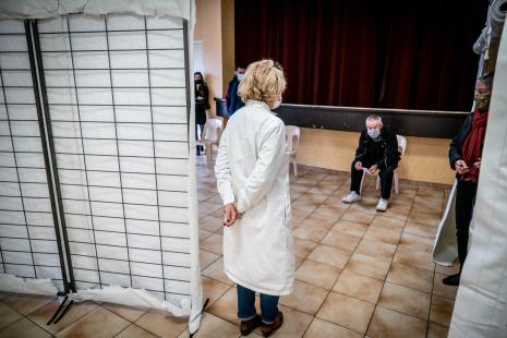 L'inégalité d'accès à la vaccination créerait une double peine pour les non-vaccinés