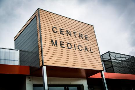 Pour tenter d'attirer les médecins, de plus en plus de communes et désormais des départements se sont convertis au modèle salarié