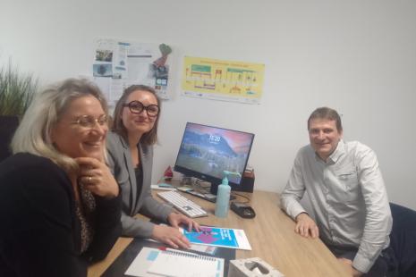 De gauche à droite : Nadège, l’assistante médicale, la Dr Clémence Retailleau et Rodolphe Poirier, le délégué de l’Assurance-maladie