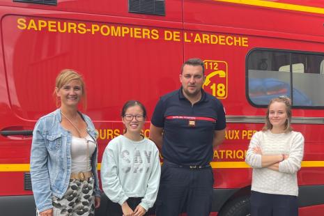 Sandrine Genest, le Dr Fontanel, Daphné et Célia, étudiante en deuxième année de médecine à la fin de leur stage en Ardèche.