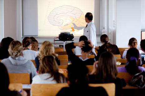 La formation de tous les étudiants en médecine laisse espérer une réduction de l’errance thérapeutique
