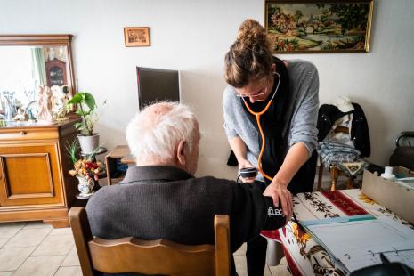 Une aide à l’installation pour les jeunes dans les déserts médicaux, avec une part de revenu garanti