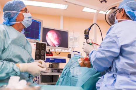 Le traitement par tézépélumab retarde le recours à la chirurgie