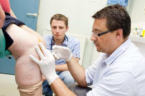 Traitement de la douleur par infiltration dans le genou d'une femme