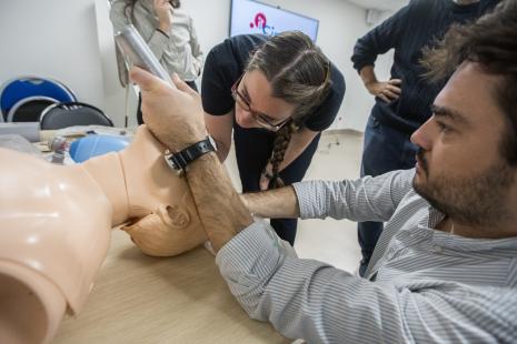 Au CHU de Toulouse, le Dr Alamo (à droite) coordonne pour l’ESA la formation médicale de terrain aux astronautes