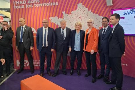 Élisabeth Hubert (veste rouge) entourée par Gérard Larcher et Stéphanie Rist à sa droite, et Arnaud Robinet (FHF) à sa gauche