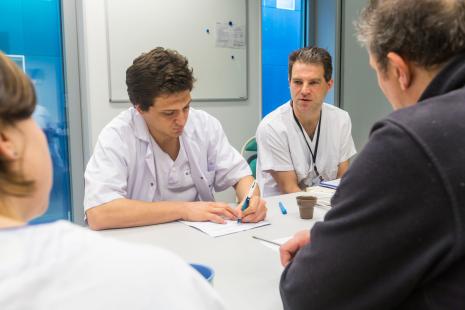 Des discussions périodiques sur les incidents doivent être mises en place