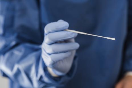 Ecouvillon oropharyngé utilisé préalablement à un test de RT-PCR.