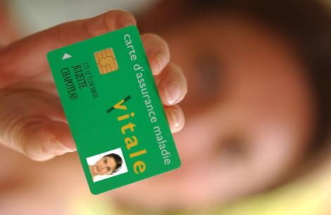 Nouvelle version de la carte vitale, mise en service fin 2006 pour lutter contre la fraude. 