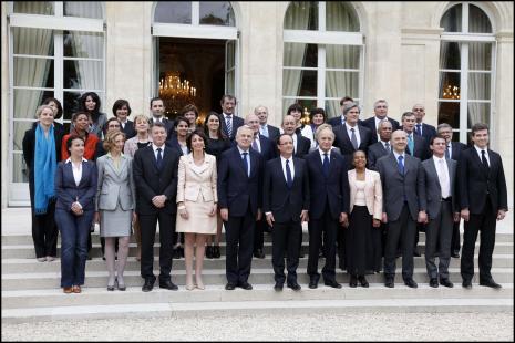 HOLLANDE PRÉSIDENT-Le nouveau gouvernement entre en action
