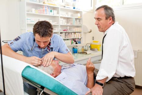 Points de suture (petite chirurgie) réalisés par un étudiant en 7ème année de médecine en stage chez un médecin généraliste enseignant. Maison de Santé Pluridisciplinaire (MSP) de St Pardoux-La-Rivière, Dordogne.