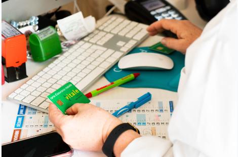 Fraudes à la Sécu : ce que le gouvernement prévoit sur le contrôle et les sanctions des médecins