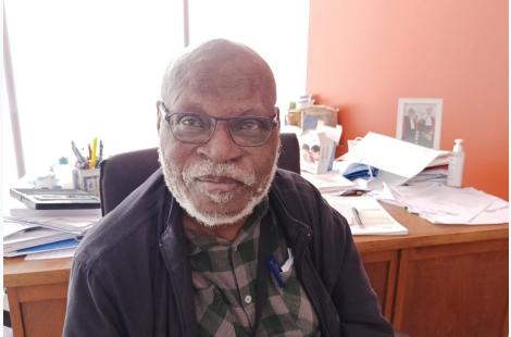  Tant que ma tête fonctionne  : à 81 ans, le Dr Félix Akiyo exerce la médecine générale avec passion