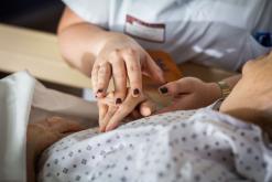 Soins palliatifs et d’accompagnement : ce que prévoit la loi définitivement adoptée par le Parlement