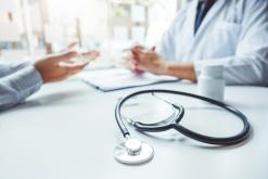 82 % des médecins perçoivent une hausse des exigences des patients en cinq ans, l’IA inquiète