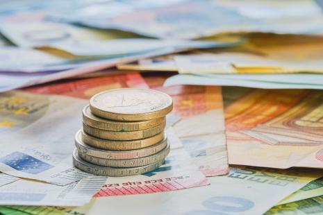 Pièces de monnaie posées sur des billets 