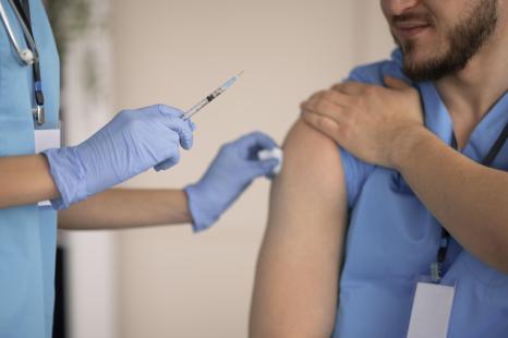 Professionnel de santé se faisant vacciner