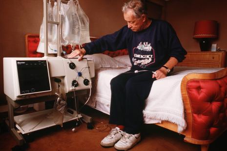 Pour les dialysés, il convient de s’assurer impérativement de la poursuite des traitements