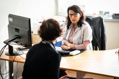 Le plan de déconfinement du gouvernement manque de stratégies thérapeutiques, estime le collectif de médecins