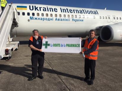 Alain Grollaud, président de Federgy, et Michel Quatresous, président d'Optipharm, sur le tarmac de l'aéroport de Châteauroux.