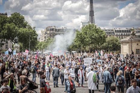 Sur les pavés, les blouses