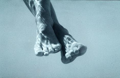 Des bains de pied dans l'eau glacée pour seul soulagement